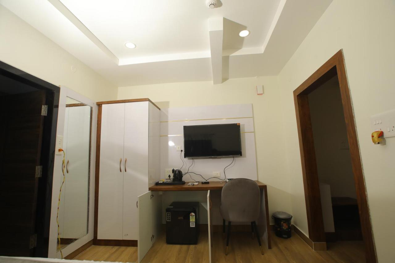 Radha Rani Residency Hotell Khammam Exteriör bild