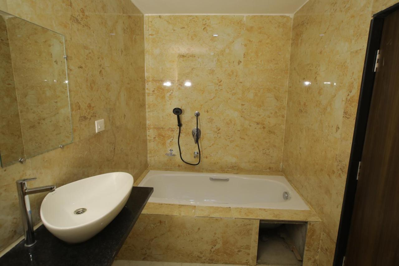 Radha Rani Residency Hotell Khammam Exteriör bild